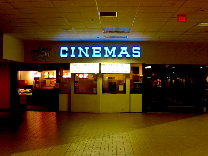Livonia Mall (Livonia Marketplace) - 2003 Photo